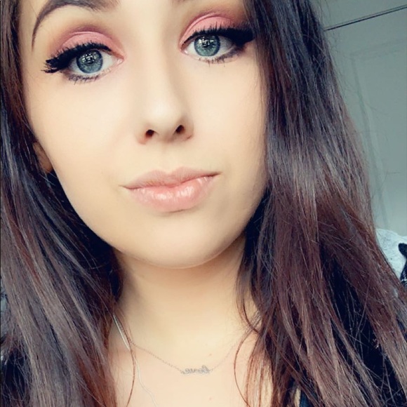 Meet your Posher, Cierra - Picture 1 of 2